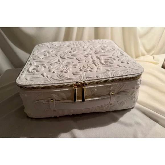 NIB Estee Lauder Re-Nutriv White Embossed Floral Luxury Vanity Case Cosmetic Bag - Picture 6 of 7